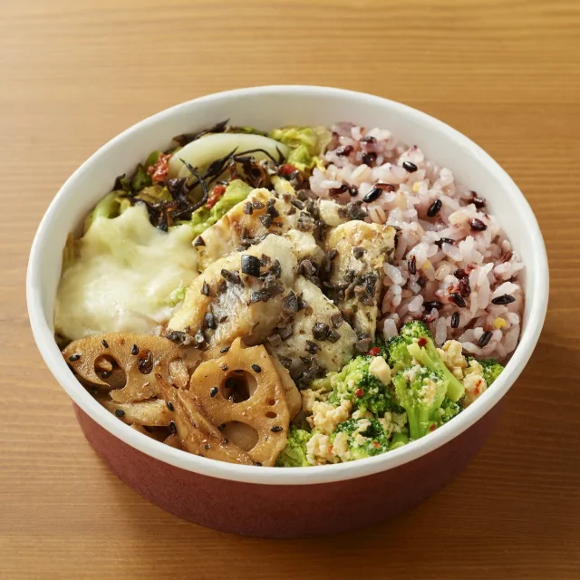 １／３日分の野菜を使った雑穀ごはん 白身魚のオリーブソースとグリル野菜（１人前）