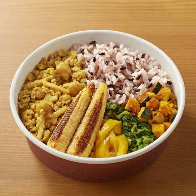 １／３日分の野菜を使った雑穀ごはん ひよこ豆のカレー炒めとかぼちゃサラダ（１人前）