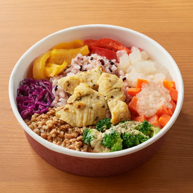 １／３日分の野菜を使った雑穀ごはん スパイスチキンと彩りサラダ