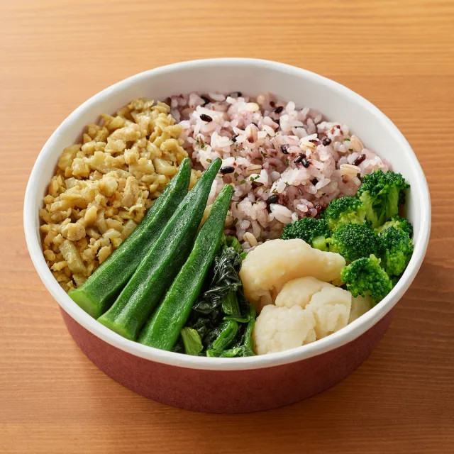 １／３日分の野菜を使った雑穀ごはん スパイシーグリーンサラダ