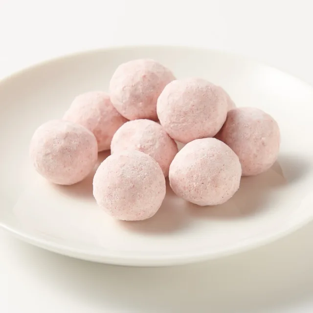 世界のお菓子　いちごのブールドネージュ